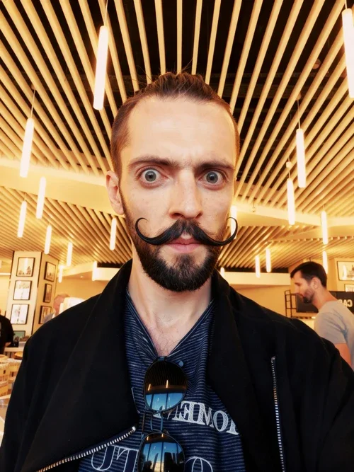 Реалистичные завитые усы и безумный взгляд на портрете - результат