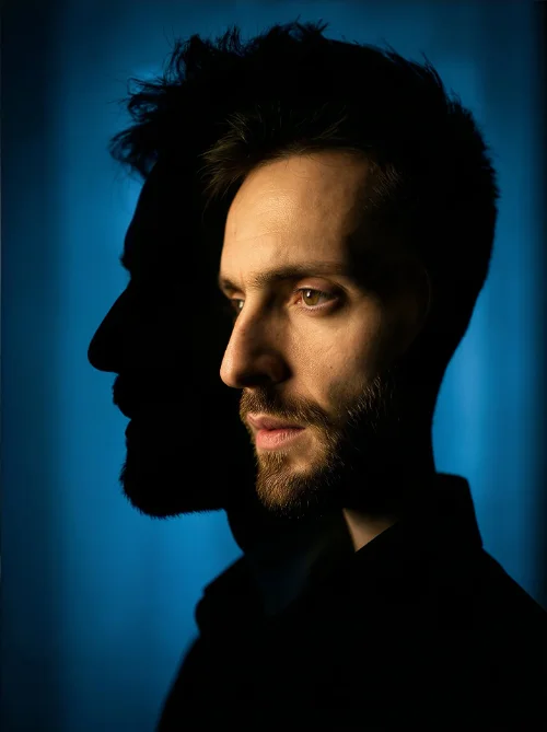 Высокохудожественный драматический портрет с выразительным светом