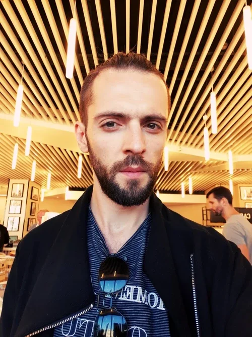 Реалистичные завитые усы и безумный взгляд на портрете - до и после